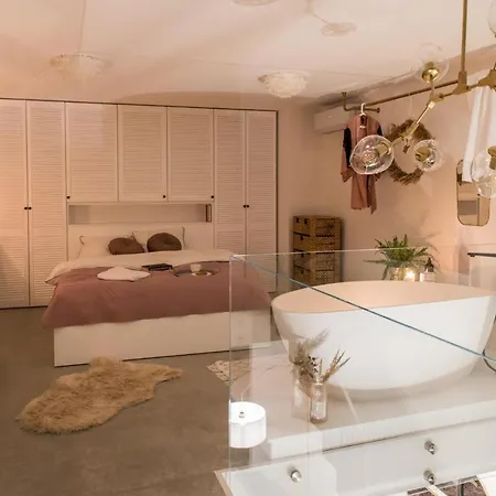 Hedo & Art Loft - Old Town بوزنان
